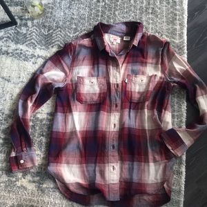 Levi’s Boyfriend Fit Buttoned Down Size Small